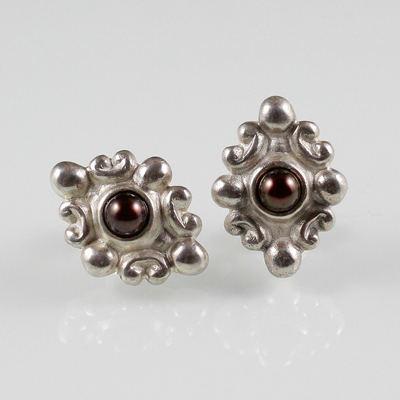 Schmuck von der Bey, Ornamentohrstecker, 935 Silber mit schwarzer Perle