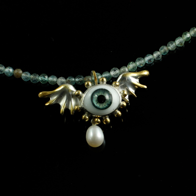 Schmuck von der Bey, Flügelkette mit Auge, 935 Silber teilvergodet, Glas, Apatit, Perlen