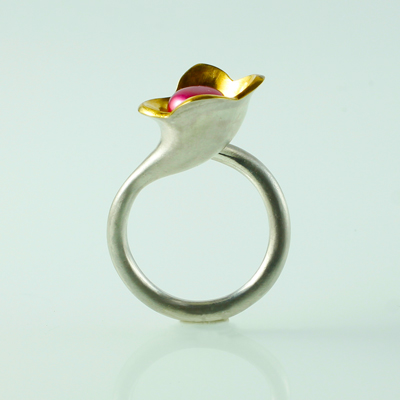Schmuck von der Bey, Geschwungener Blütenring, 935 Silber, teilvergoldet, rosa Zuchtperle