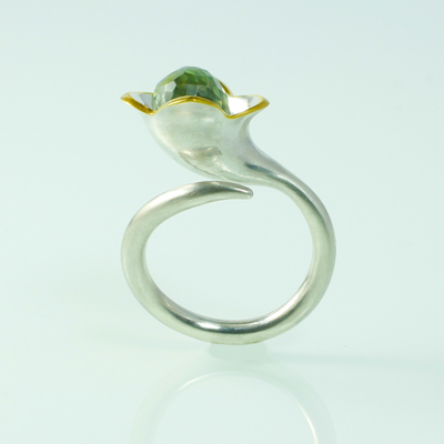 Schmuck von der Bey, Geschwungener Blütenring, 935 silber, teilvergoldet, Grüner Amethyst