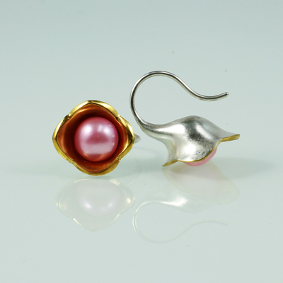 Schmuck von der Bey, Geschwungene Kelchohrringe, 935 Silber, teilvergoldet, rosa Zuchtperle