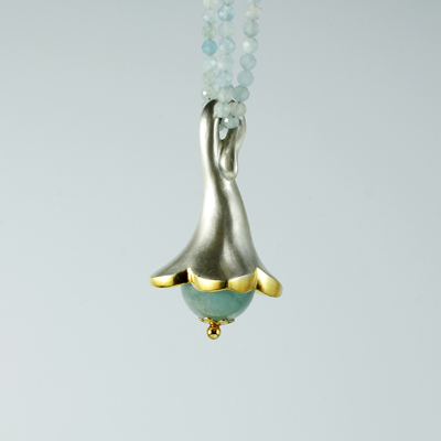 Schmuck von der Bey, Geschwungener Kelchanhänger, 935 Silber, teilvergoldet, Aquamarin