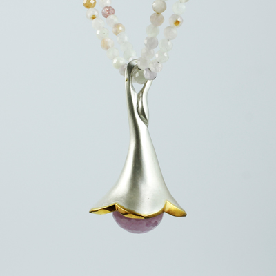 Schmuck von der Bey, Geschwungener Kelchanhänger, 935 Silber, teilvergoldet, Kunzit