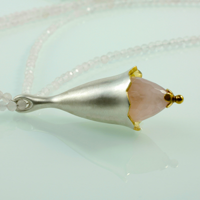 Schmuck von der Bey, Bauchiger Kelchanhänger, 935 Silber, teilvergoldet, Rosa Quarz