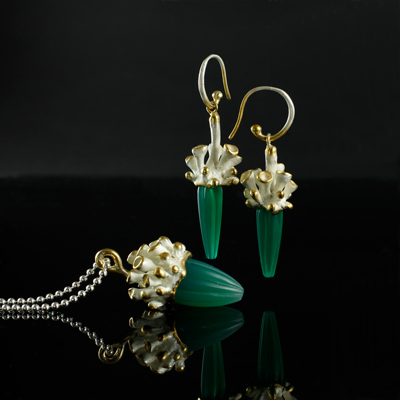 Annette von der Bey, Trichtermoosohrringe und -anhänger, Silber teilvergoldet, Achat