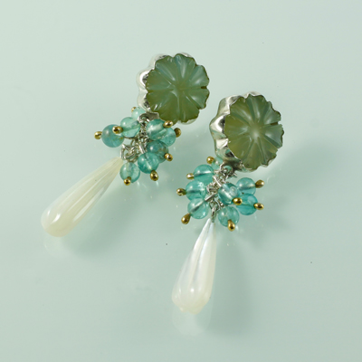 Schmuck von der Bey, Onyxblütenohrringe, 935 Silber, teilvergoldet, Onyx, Apatit, Perlmutt